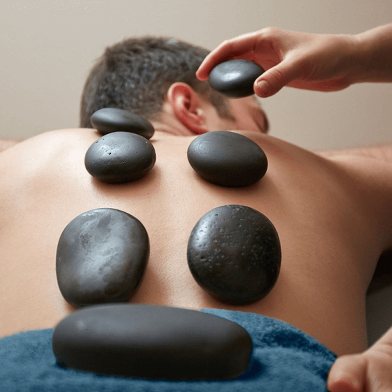 Sıcak Taş Masajı kasları ısı ile derinlemesine gevşetir.